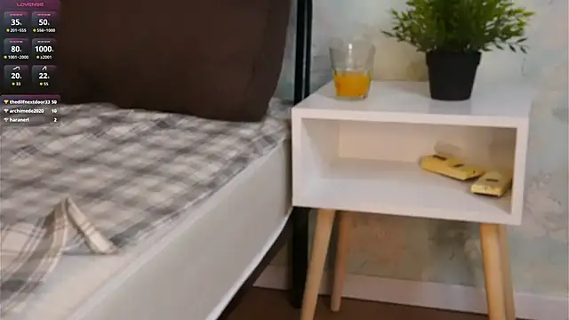 HollieCollelo online show from February 15, 2026, 7:51 am