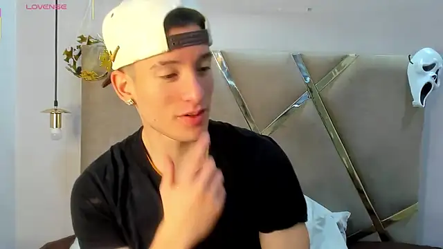 Snapshot of HunterHeat_ chatting on October 26, 2025, 12:38 pm HunterHeat online show from October 26, 2025, 12:38 pm