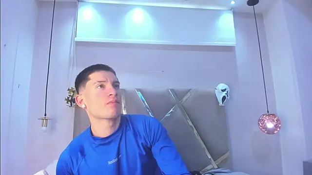 Snapshot of HunterHeat_ chatting on October 16, 2025, 12:02 pm HunterHeat online show from October 16, 2025, 12:02 pm