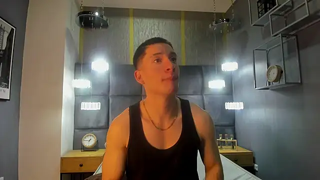 Snapshot of HunterHeat_ chatting on November 23, 2025, 12:04 pm HunterHeat online show from November 23, 2025, 12:04 pm