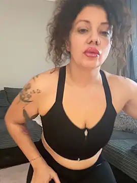 caramelandCurls online show from October 14, 2025, 10:05 am