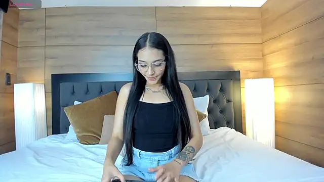 Roseaurora online show from March 6, 2026, 12:55 pm