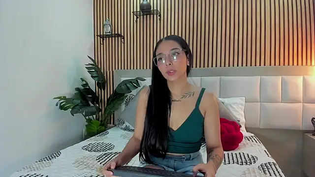 Roseaurora online show from December 3, 2025, 12:37 pm