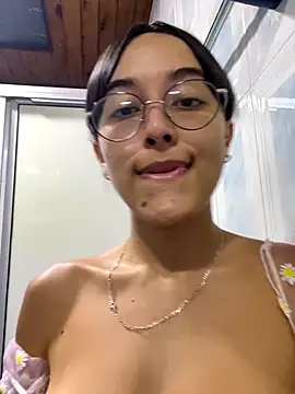 Snapshot of melodywinxxx chatting on September 24, 2025, 11:32 pm melodywinxxx online show from September 24, 2025, 11:32 pm