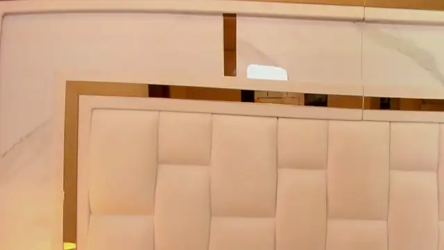 violet sm online show from December 19, 2025, 3:32 am