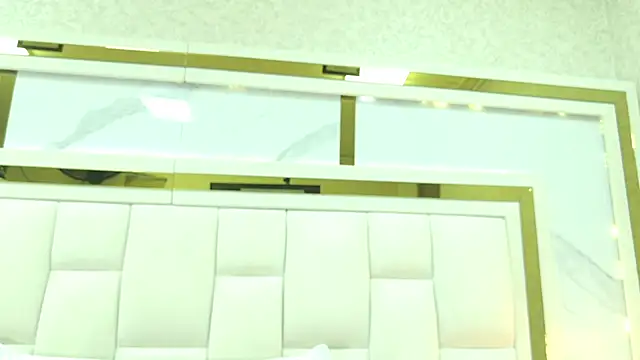 violet sm online show from November 6, 2025, 3:21 am