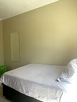 Moonzy77 online show from October 8, 2025, 9:55 am