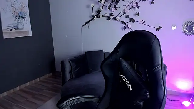 jasmincollin  online show from April 4, 2026, 2:07 am