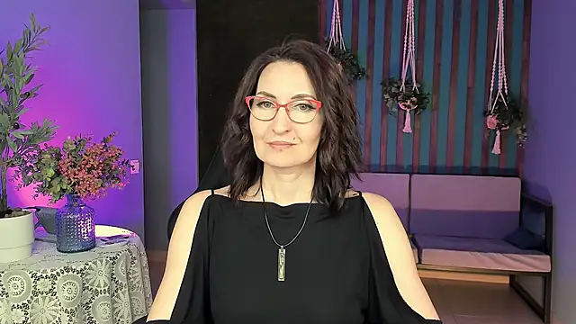 Snapshot of UnaTerra chatting on October 11, 2025, 5:08 am UnaTerra online show from October 11, 2025, 5:08 am