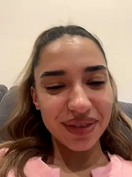 Snapshot of ItalianGirl chatting on October 24, 2025, 8:08 pm ItalianGirl online show from October 24, 2025, 8:08 pm