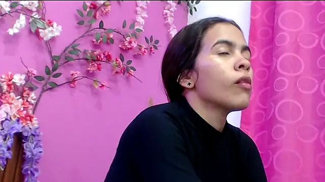 skinnysofia18 online show from October 13, 2025, 1:02 pm