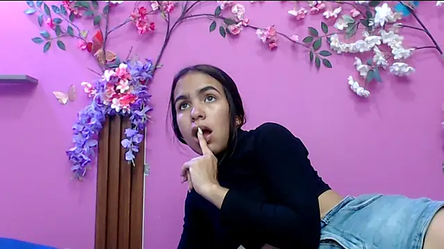 skinnysofia18 online show from November 17, 2025, 1:26 pm