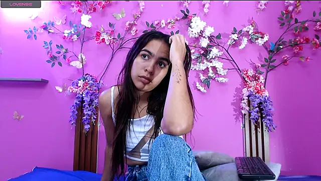 skinnysofia18 online show from June 26, 2026, 1:50 pm