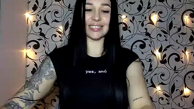 Snapshot of Ivelaa chatting on November 1, 2025, 8:57 pm Ivelaa online show from November 1, 2025, 8:57 pm