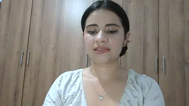 ValerieLove  online show from November 12, 2025, 8:01 pm