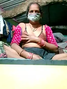 Snapshot of CUTE-004 chatting on November 12, 2025, 4:55 pm CUTE-004 online show from November 12, 2025, 4:55 pm