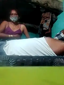 Snapshot of CUTE-004 chatting on October 17, 2025, 6:32 pm CUTE-004 online show from October 17, 2025, 6:32 pm