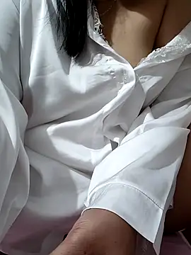 Snapshot of Yui-Linh chatting on September 12, 2025, 12:49 pm Yui-Linh online show from September 12, 2025, 12:49 pm