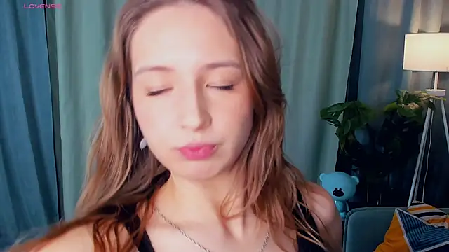 LaritaYoseph online show from November 22, 2025, 4:50 pm