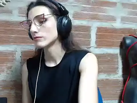 Snapshot of Moira-Hot chatting on June 20, 2026, 4:39 am Moira-Hot online show from June 20, 2026, 4:39 am