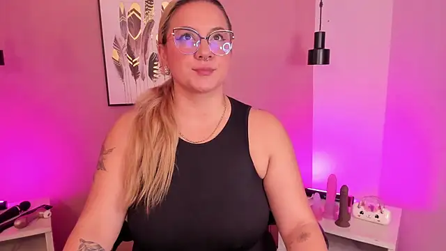 hollie joliie online show from October 30, 2025, 12:14 pm