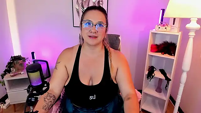 hollie joliie online show from March 29, 2026, 2:41 pm