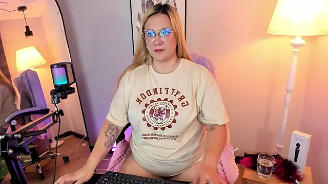 hollie joliie online show from February 23, 2026, 12:50 pm