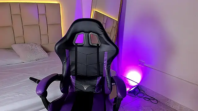 JennyLawrence online show from October 26, 2025, 7:47 pm