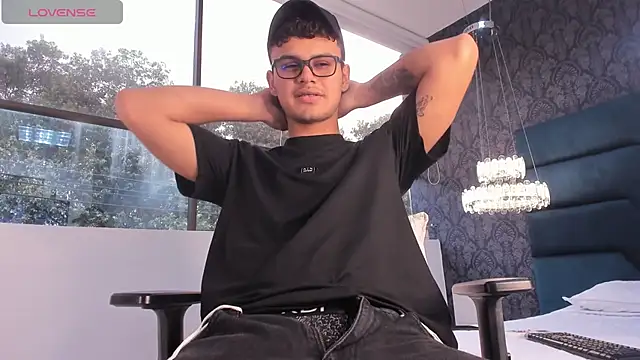 Tthiago cruz online show from November 15, 2025, 8:13 pm