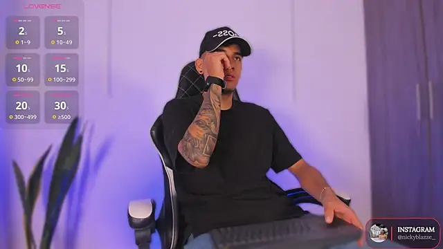 Snapshot of Nickyblazze_ chatting on November 12, 2025, 12:20 pm Nickyblazze online show from November 12, 2025, 12:20 pm