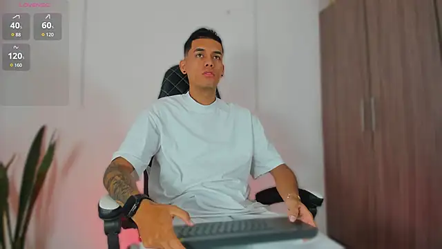 Snapshot of Nickyblazze_ chatting on December 3, 2025, 12:37 pm Nickyblazze online show from December 3, 2025, 12:37 pm