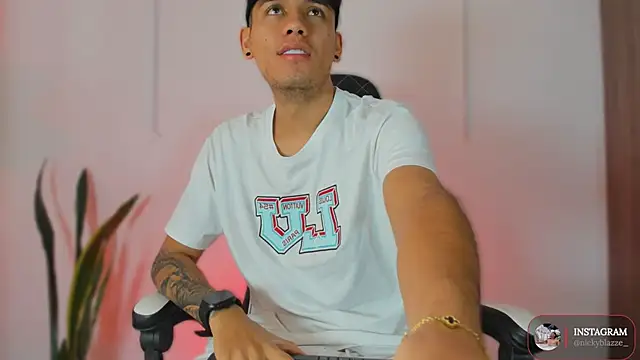 Snapshot of Nickyblazze_ chatting on October 22, 2025, 12:48 pm Nickyblazze online show from October 22, 2025, 12:48 pm