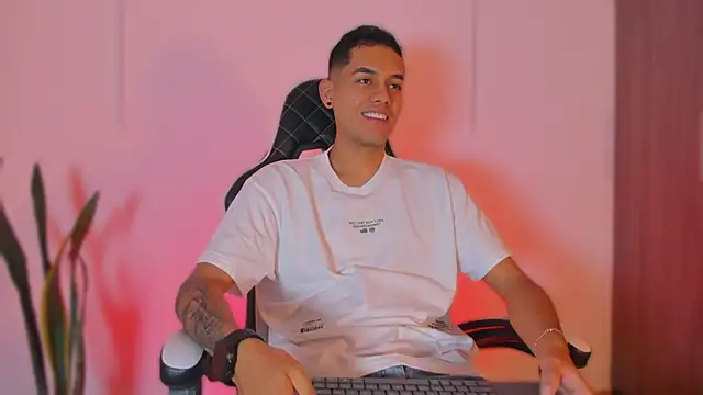 Snapshot of Nickyblazze_ chatting on October 17, 2025, 1:35 pm Nickyblazze online show from October 17, 2025, 1:35 pm