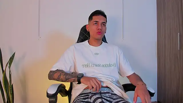 Snapshot of Nickyblazze_ chatting on October 16, 2025, 12:13 pm Nickyblazze online show from October 16, 2025, 12:13 pm