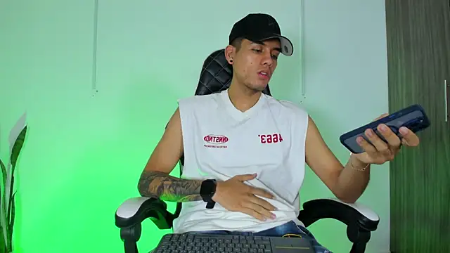 Snapshot of Nickyblazze_ chatting on October 12, 2025, 12:17 pm Nickyblazze online show from October 12, 2025, 12:17 pm