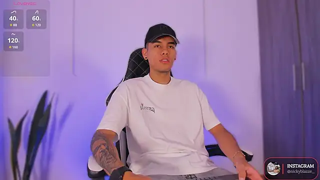 Snapshot of Nickyblazze_ chatting on November 21, 2025, 12:37 pm Nickyblazze online show from November 21, 2025, 12:37 pm