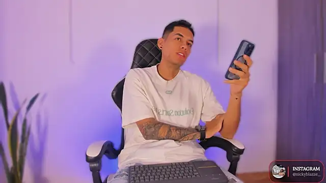 Snapshot of Nickyblazze_ chatting on October 30, 2025, 12:14 pm Nickyblazze online show from October 30, 2025, 12:14 pm