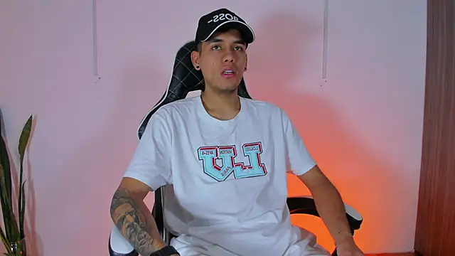 Snapshot of Nickyblazze_ chatting on October 10, 2025, 12:06 pm Nickyblazze online show from October 10, 2025, 12:06 pm