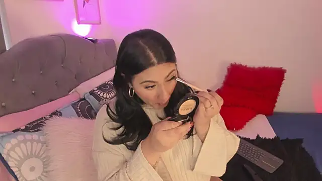 Elyross1  online show from November 19, 2025, 10:10 pm