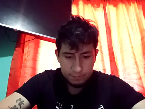 Snapshot of True_Di chatting on October 14, 2025, 9:47 pm True Di online show from October 14, 2025, 9:47 pm