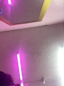 XBODTRIIPX online show from December 4, 2025, 4:22 am