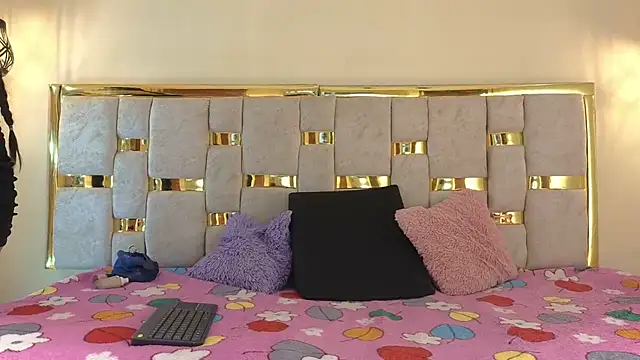 mia wetts online show from November 6, 2025, 7:18 pm