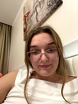 Bellatrisssaa online show from December 3, 2025, 3:33 pm