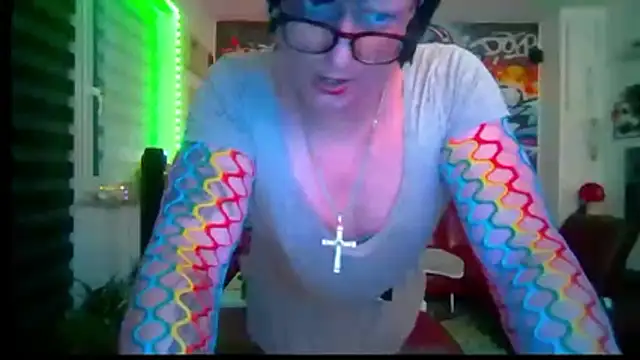 hellgirl1980 online show from May 8, 2026, 7:50 pm