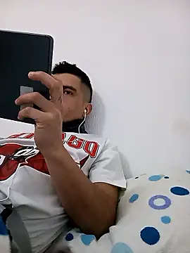 Andr3s69xxx online show from January 13, 2026, 9:08 pm