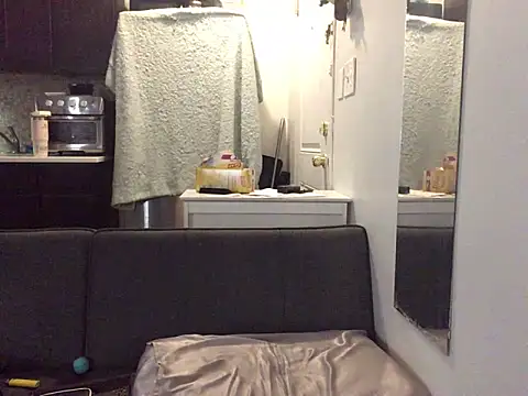 littyleesh1 online show from November 15, 2025, 4:27 am