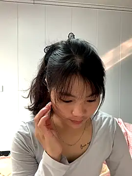 Emlyly-18 online show from November 15, 2025, 1:31 am