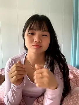 Emlyly-18 online show from October 22, 2025, 2:33 am