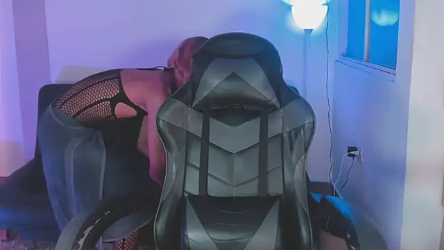 Nikkita Dragon online show from November 14, 2025, 2:04 am