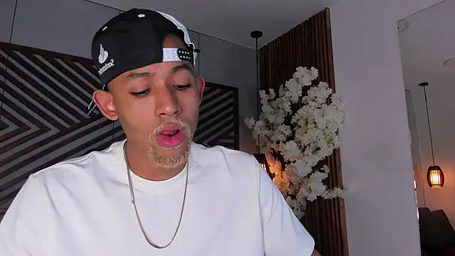 B Wild online show from December 4, 2025, 3:05 am